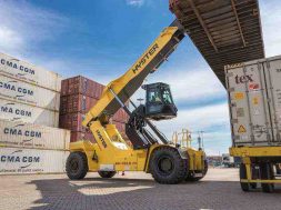 Un nou tip de reacjstacker Hyster pentru porturi