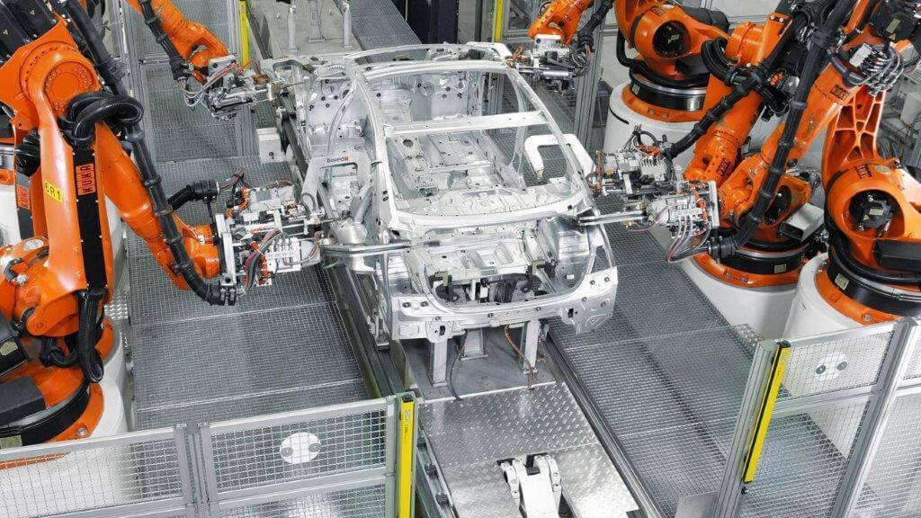 Lipsa de personal determină companiile să se automatizeze. Peste 500.000 de roboți industriali, instalați în fabrici în 2022