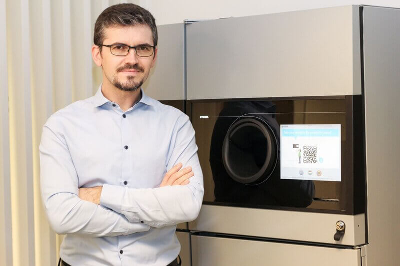 Sistemul de garanție-returnare 2022: TOMRA oferă soluții automate de colectare a ambalajelor de băuturi