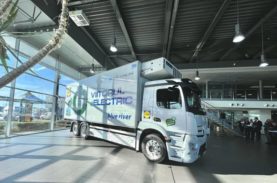 Mercedes livrează Blue River primul camion electric eActros din România