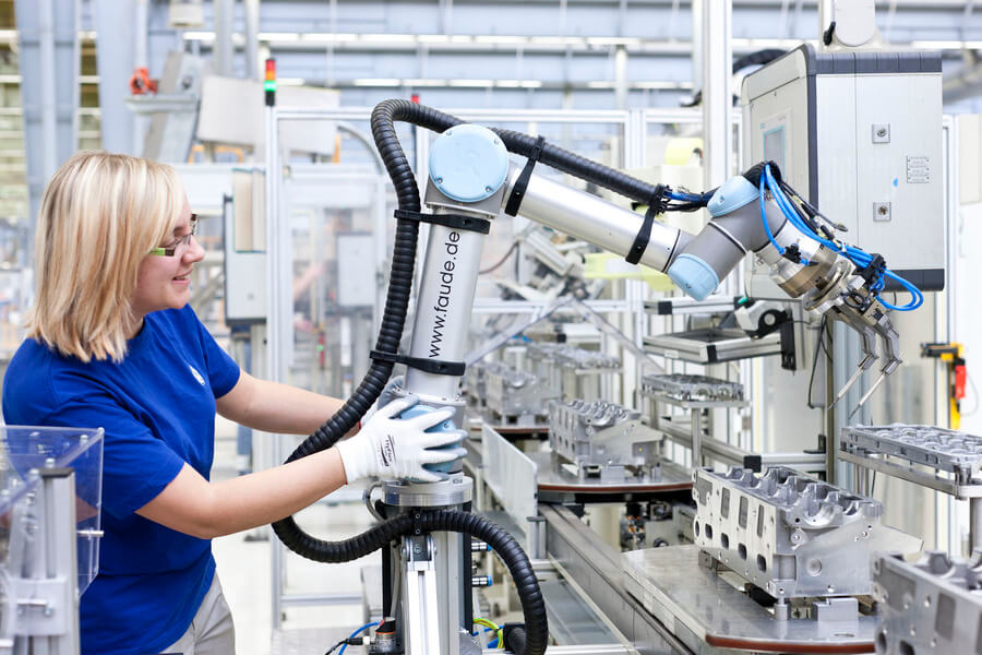 Cererea de roboți în fabrici s-a dublat în 10 ani, arată un nou raport IFR