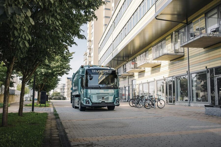 Volvo prezintă FM Low Entry, primul său camion exclusiv electric pentru transport urban