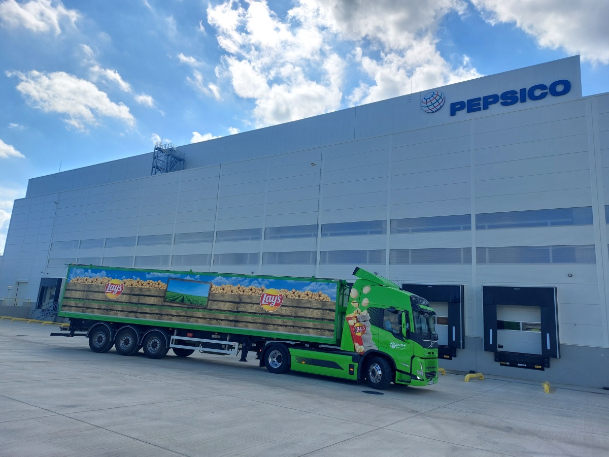 PepsiCo cumpără primul autocamion electric de la Volvo Trucks pentru aprovizionarea cu materii prime